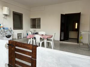 卡尔博尼亚Casa Lubiana的一间厨房,里面配有桌椅