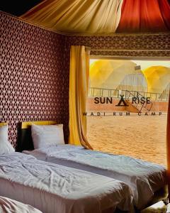瓦迪拉姆Sunrise Wadi Rum Camp的海滩景客房 - 带两张床