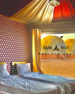 瓦迪拉姆Sunrise Wadi Rum Camp的一间卧室设有两张床和大镜子