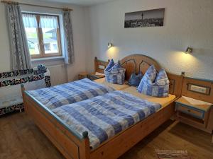 阿尔高内的伊门施塔特Ferienhof Eger的一间卧室配有一张带蓝色枕头的床。