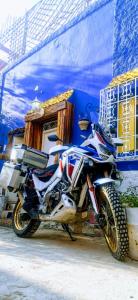 米德勒特Atlas Room的停在蓝色建筑前面的摩托车