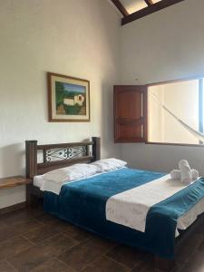 杰里科Campo Bonito的一间卧室设有两张床和窗户。