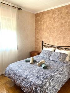 里瓦德奥A casa da Sia的一间卧室,床上放着两只动物