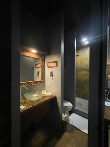 圣卡洛斯San Carlos Surf Resort & Eco Lodge的一间带水槽和卫生间的浴室