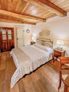 皮蒂利亚诺Da Titta的一间卧室设有一张大床和木制天花板