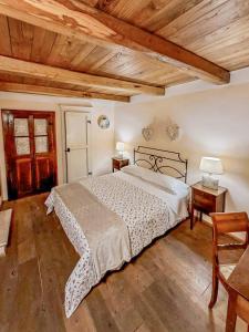 皮蒂利亚诺Da Titta的一间卧室设有一张床和木制天花板