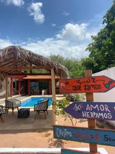 日若卡-迪热里科阿科阿拉Casa da Lagoa的一个带游泳池和标志的度假村