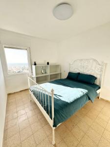Qiryat YamAmazing sea view的白色卧室设有一张带窗户的床