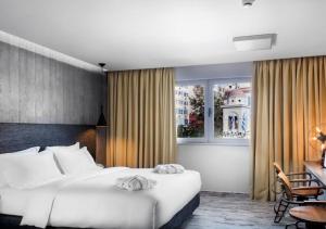 新德里Hotel Seven Villa Near Delhi Airport的卧室设有一张白色大床和一扇窗户。