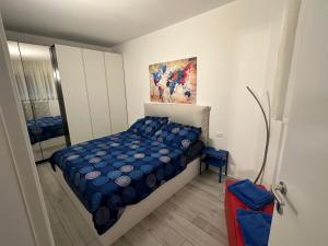 博尔扎诺Frans home free WiFi的一间小卧室,配有一张床和镜子