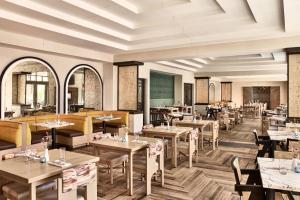 格伦代尔凤凰城格伦代尔Spa万丽酒店的享有带桌椅的餐厅的内部景致