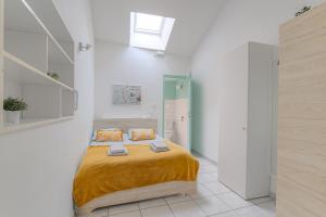 LagnieuLe Triplex proche CNPE, PIPA, Via Rhôna的一间卧室配有一张带两个枕头的床