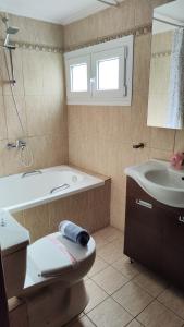 克拉默特Dimitra Boutique Apartments 1的带浴缸、卫生间和盥洗盆的浴室