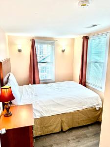 大洋城Atlantic Breeze Motel & Apartments的一间卧室设有一张床和两个窗户。
