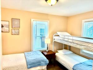 大洋城Bill's Apartments的一间卧室设有两张双层床和一扇窗户。