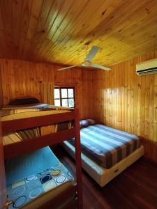 伊瓜苏港Los Horneros的小屋内设有一间带两张双层床的卧室