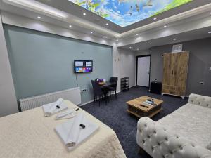 乌沙克Uyu Room Uşak Otel的酒店客房设有两张床和投影屏幕