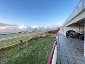 阿克拉内斯House in Akranes - Birta Rentals的海景阳台