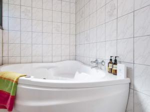 6 person holiday home in Glesborg的一间浴室