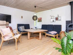 6 person holiday home in Glesborg的休息区