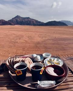 瓦迪拉姆The Rock Camp的甜品桌上的咖啡和鸡蛋托盘