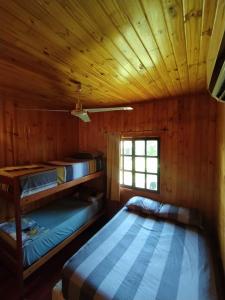 伊瓜苏港Los Horneros的小木屋内带两张双层床的客房