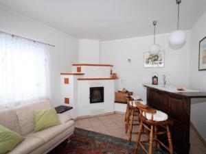 ArriachFerienwohnung Mangartblick的带沙发和壁炉的客厅