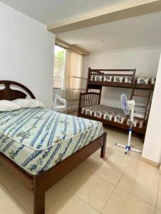 通苏帕Jurado, Casa Hospedaje的一间卧室配有一张床和一个风扇