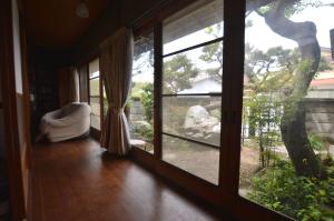 津市Guest House Ilonggo的一间窗户的房间,俯瞰着一棵树