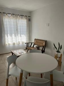 圣拉斐尔Departamento Hilario的客厅配有白色的桌子和椅子