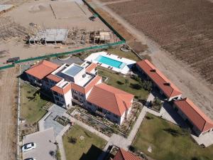 卡法亚特BuenaVid estancias 2的享有带游泳池的房屋的空中景致