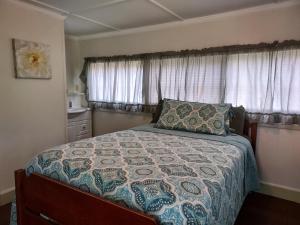 ShaftsburySerenity Motel的一间卧室配有床,床上装有被子