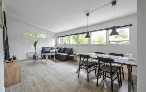 Strøby EgedeAmazing Home In Kge With Kitchen的客厅配有桌椅和沙发