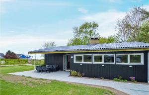 Strøby EgedeAmazing Home In Kge With Kitchen的一座带庭院的黑色小房子