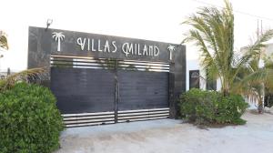 San BenitoVillas Miland - San Benito Beach的黑色车库门,上面有文字别墅加里尔