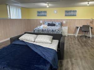 尼亚加拉瀑布Private Suite in Niagara Falls的一间卧室配有两张床和一张书桌