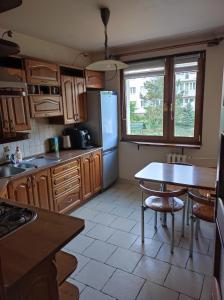 布斯克·兹德鲁伊Komfortowe mieszkanie的厨房配有桌子和冰箱