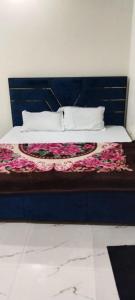 马图拉Goroomgo Kunj Residency Mathura Near Bus Stand - Parking Facility & Restrurant的一张床上的鲜花盛开的睡床