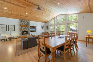 塔霍马Spacious 4BR Home 2 Decks with BBQ and Outdoor Furniture Walk to Lake Trails and More的用餐室以及带桌椅的起居室。