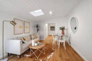 悉尼Balmain Central Cozy 3 bed house的客厅配有沙发和桌子