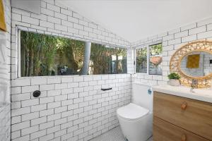 悉尼Balmain Central Cozy 3 bed house的白色的浴室设有卫生间和窗户。