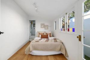 悉尼Balmain Central Cozy 3 bed house的一间白色客房内的床铺卧室