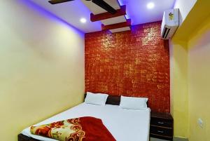 坎普尔Hotel Atithi Galaxy Kanpur Near Railway Station Kanpur - Wonderfull Stay with Family的一间卧室配有一张红色墙壁的床