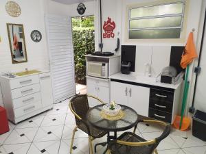 阿蒂巴亚Condomínio Dona Cida - Flats, Casas e kitnets Mobiliadas的厨房配有桌椅和水槽。