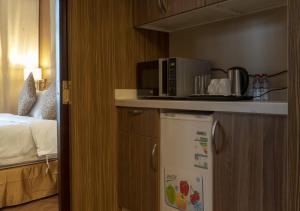阿可贺巴Golden Tower Hotel AlKhobar Corniche的厨房配有冰箱上方的微波炉