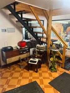 科伊艾科Hostal Español Coyhaique的客厅位于房子内,设有螺旋楼梯
