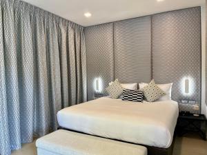 苏梅岛Moorea Boutique Resort Samui的酒店客房设有两张床和窗户。