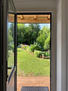 科尔瓦拉La Casa del Sole的开放式门,享有花园的景色