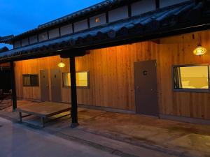 南淡路市Awajishima dog stay,YAGI - Vacation STAY 93054v的前面有长凳的木制建筑