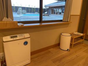 南淡路市Awajishima dog stay,YAGI - Vacation STAY 93054v的带窗户的客房内的洗衣机